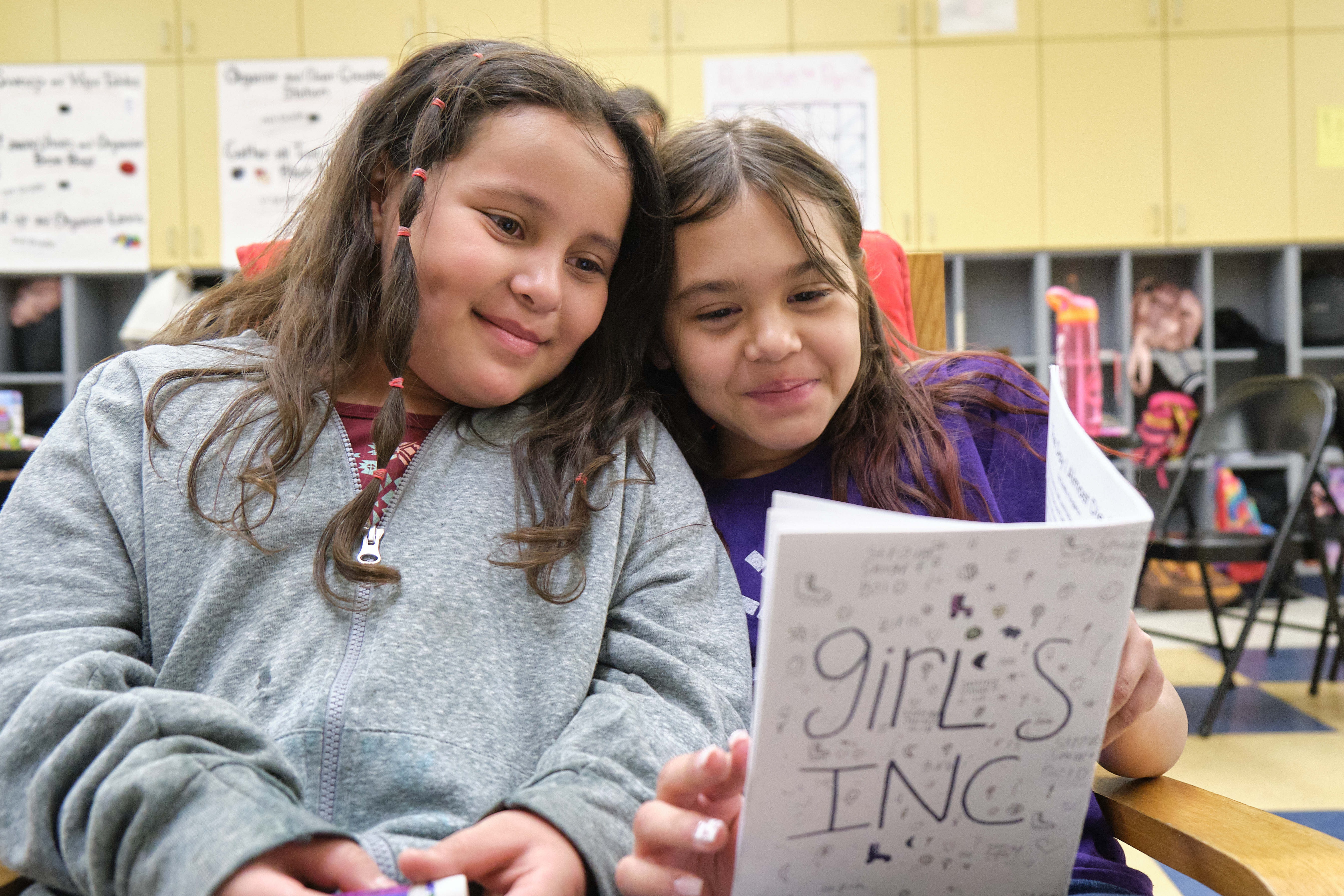 2 young girls reading